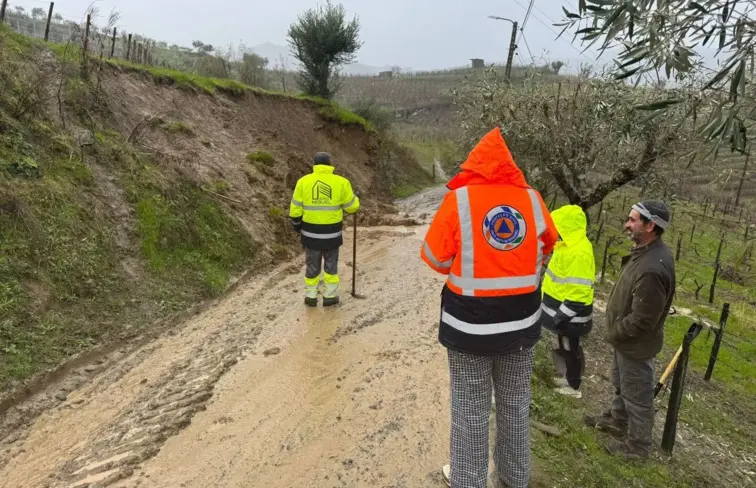 Água a escorrer pela estrada que dá acesso a Alvações do Corgo.